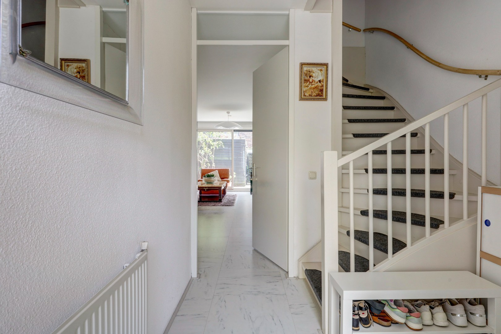 Goed onderhouden 4-kamer eengezinswoning met 3 goede slaapkamers (optie tot creëren 4e slaapkamer), ruime badkamer, onderhoudsvriendelijke tuin en gelegen op eigen grond! 