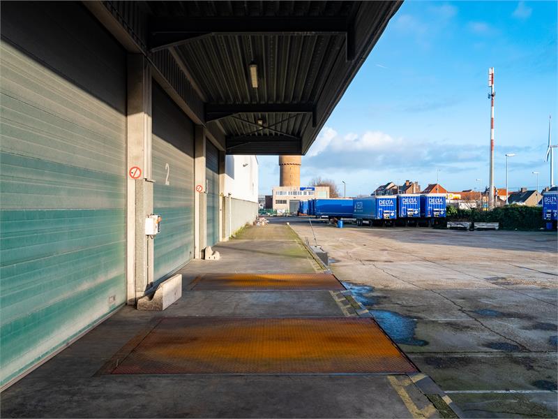 Bedrijfsgebouw met burelen en opslagruimte. 