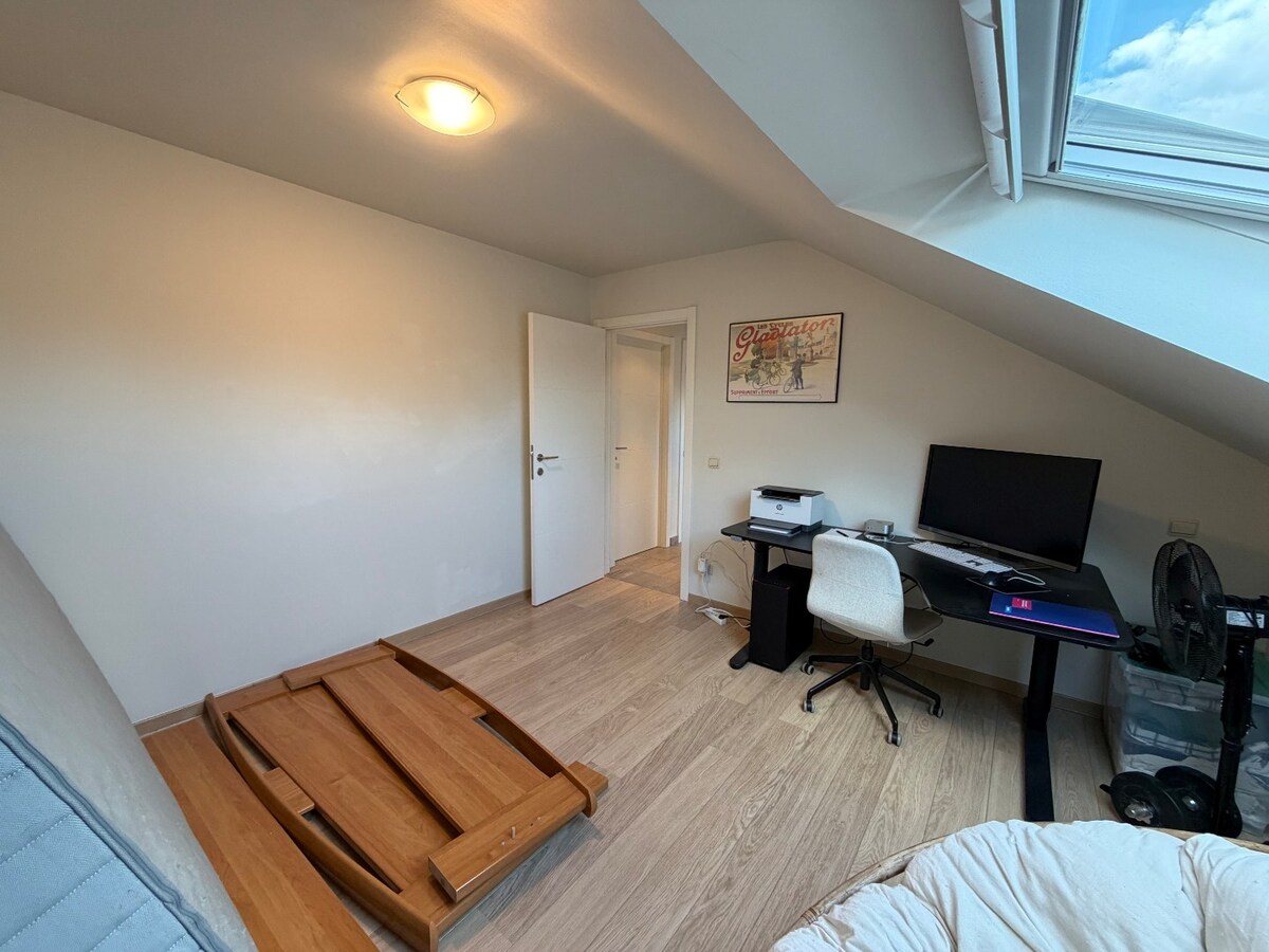 Ruim en lichtrijk dakappartement te Asper. 