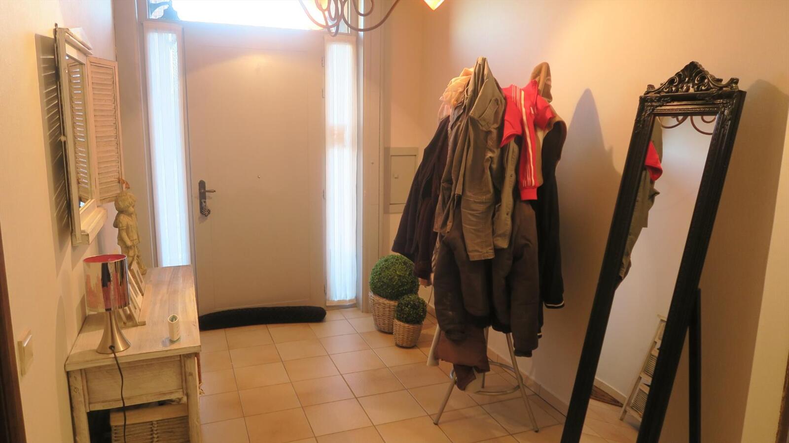 ruime woning met stallingen 