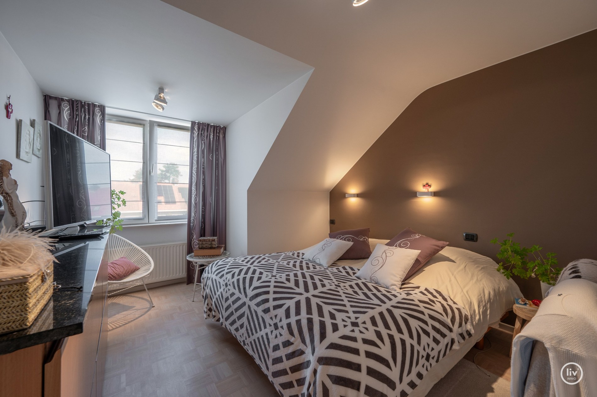 Fraaie bel-étage woning in het centrum van Knokke met Schoonheidssalon op het gelijkvloers. 