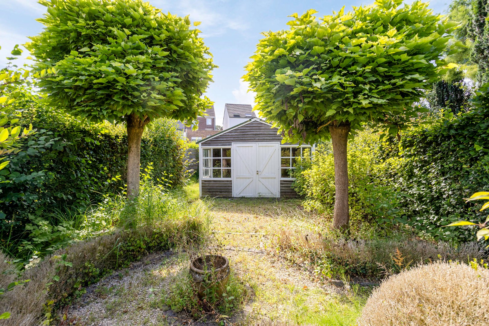 Charmante halfopen woning op twee percelen, prachtig aangelegde, bloemrijke tuin - 1652 ALSEMBERG (BEERSEL) 