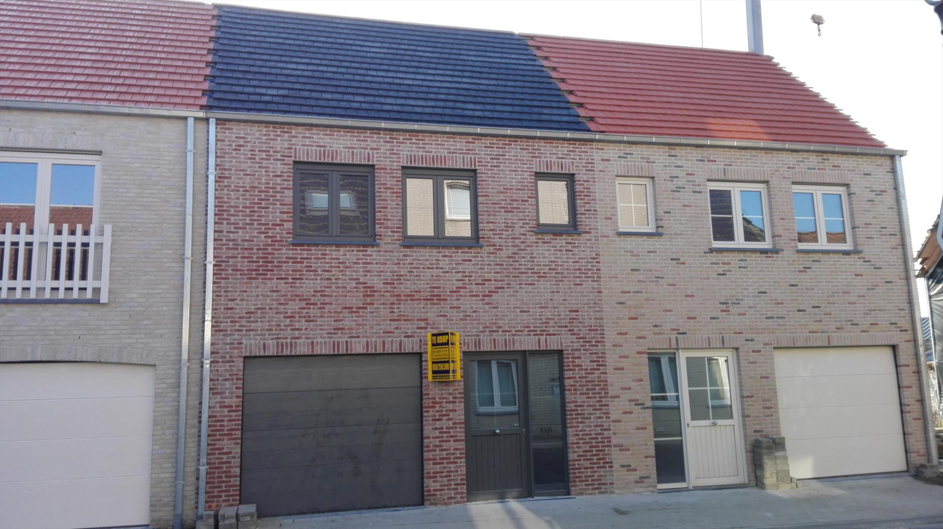 Nieuwbouwwoning te Zevekote met tuin en garage 