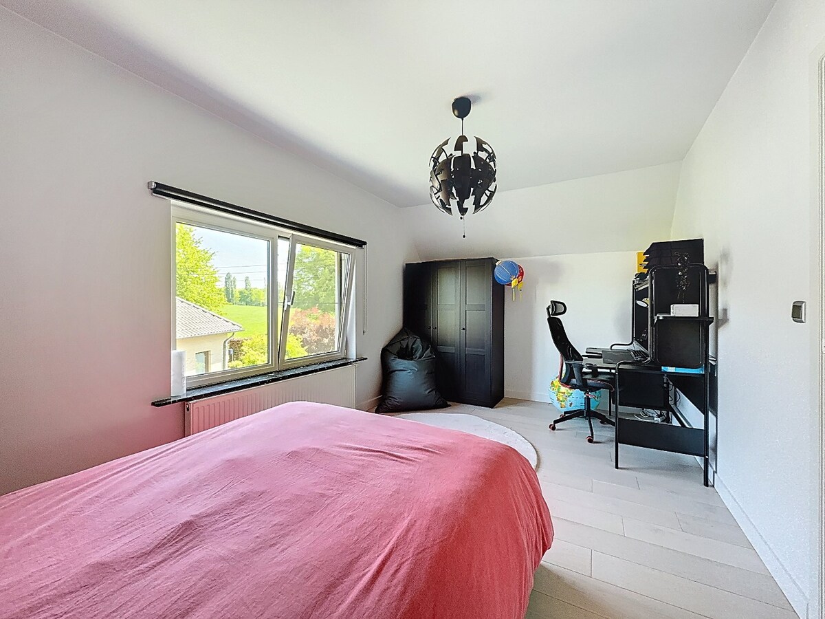 Gerenoveerde villa met zwembad grenzend aan kasteel te Leeuwergem 