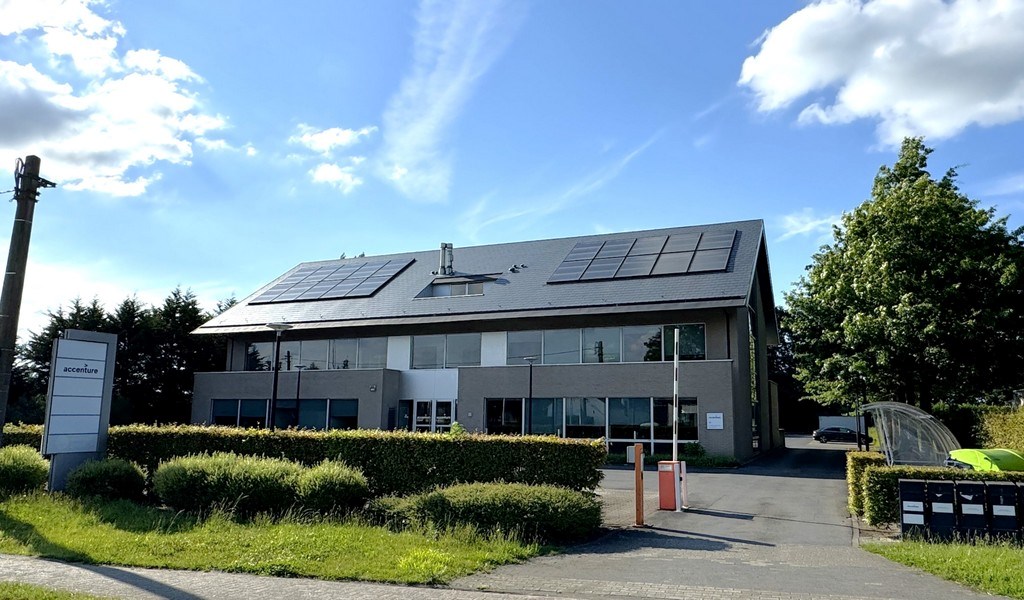 Gerenoveerd kantoorgebouw te koop in Lochristi