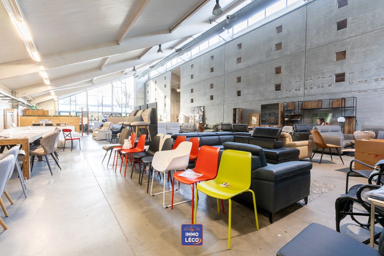 Entrepôt/Show-Room érigé sur 2.696m², à côté de la N58 ! Nombreuses possibilités ! 