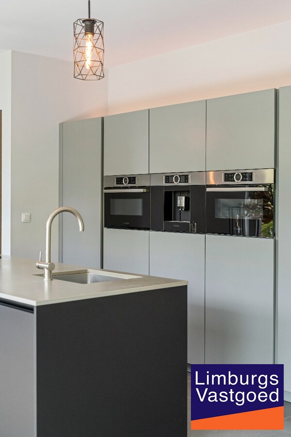 Exclusief gelijkvloers appartement met ruime terrassen, 2 slpk, extra brede autostaanplaats, centrum Genk 