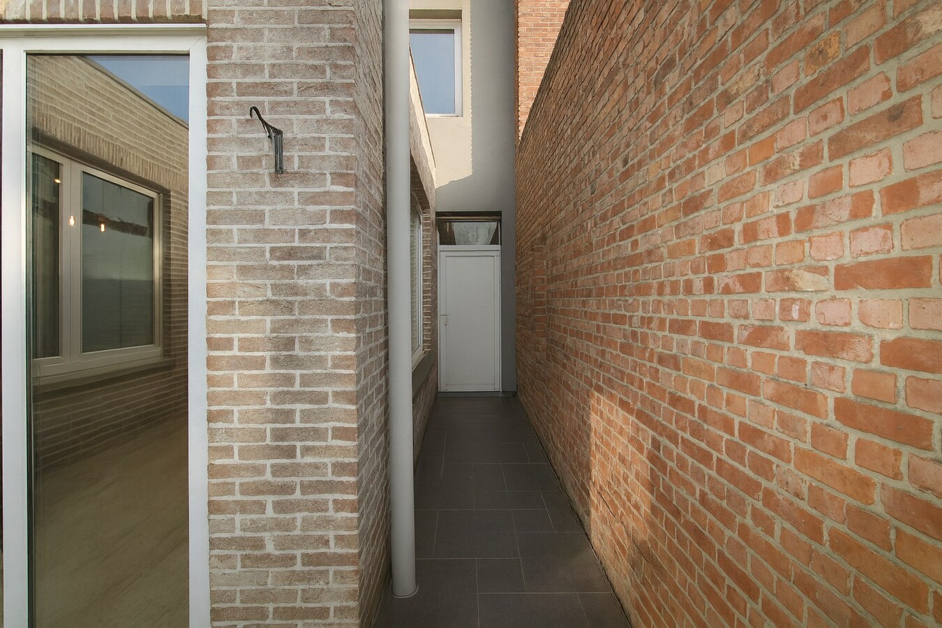 Instapklare, ruime moderne woning met 4 slaapkamers en uitgestrekte tuin te koop in hartje Temse! 