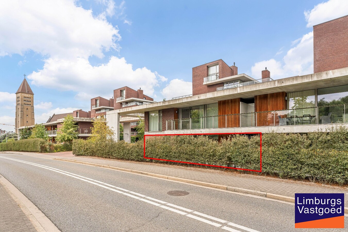 Exclusief gelijkvloers appartement met ruime terrassen, 2 slpk, extra brede autostaanplaats, centrum Genk 
