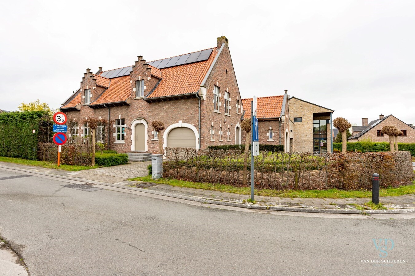 Ruim en stijlvol wonen in hartje Gavere. 