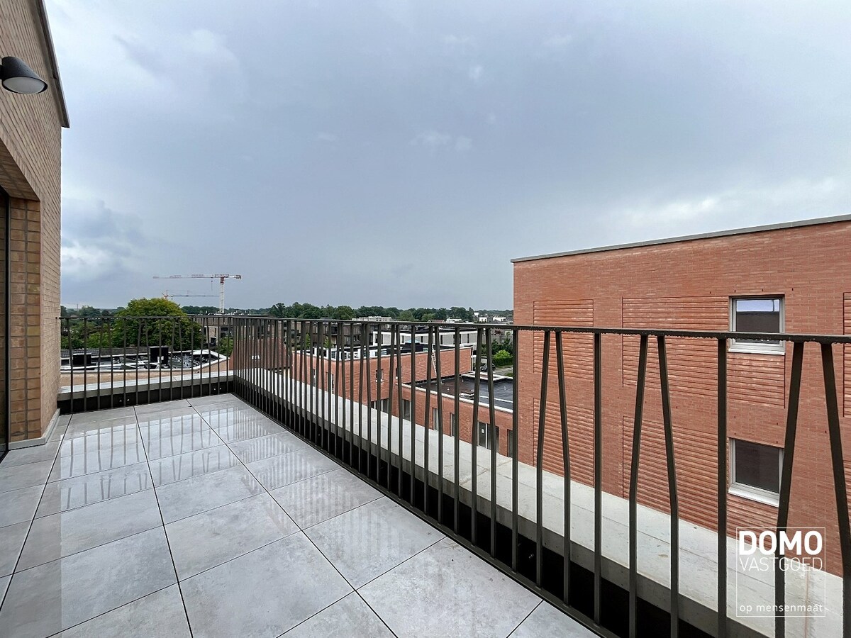 VOLLEDIG AFGEWERKT NIEUWBOUWAPPARTEMENT MET 1 SLAAPKAMER, TERRAS EN ONDERGRONDSE AUTOSTANDPLAATS IN RESIDENTIE "DE KWINT" TE ZONHOVEN 