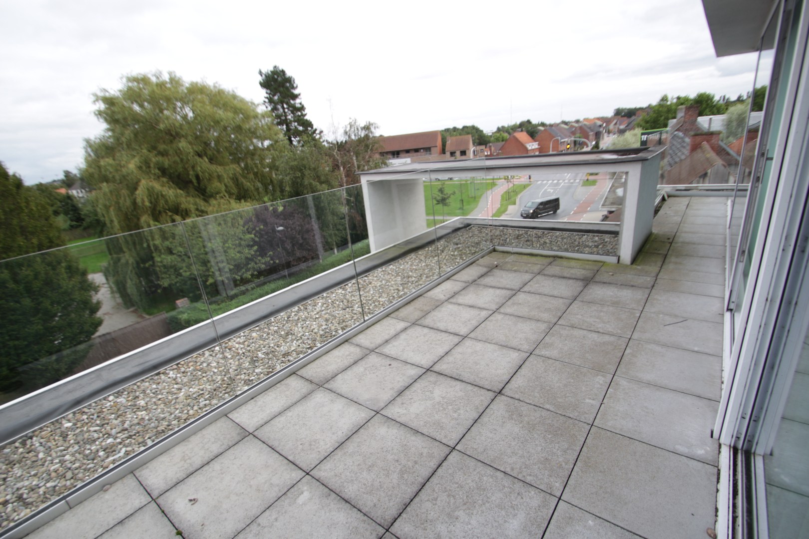 Centraal gelegen dakappartement met één slaapkamer en garage 