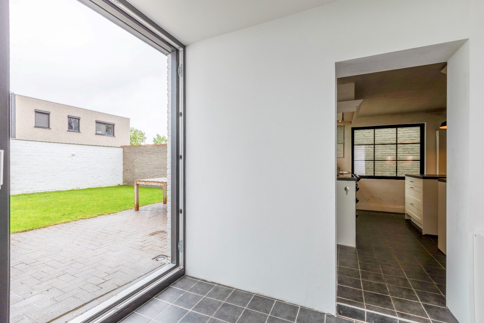 Instapklare woning met tuin in de gezellige kern van Laarne 