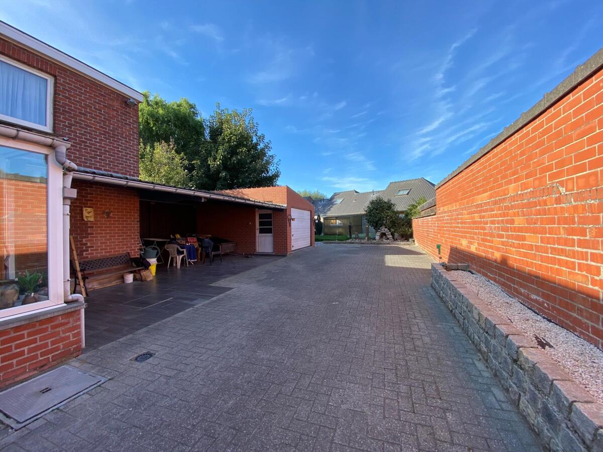 Ruime woning met 4 slaapkamers en garage 