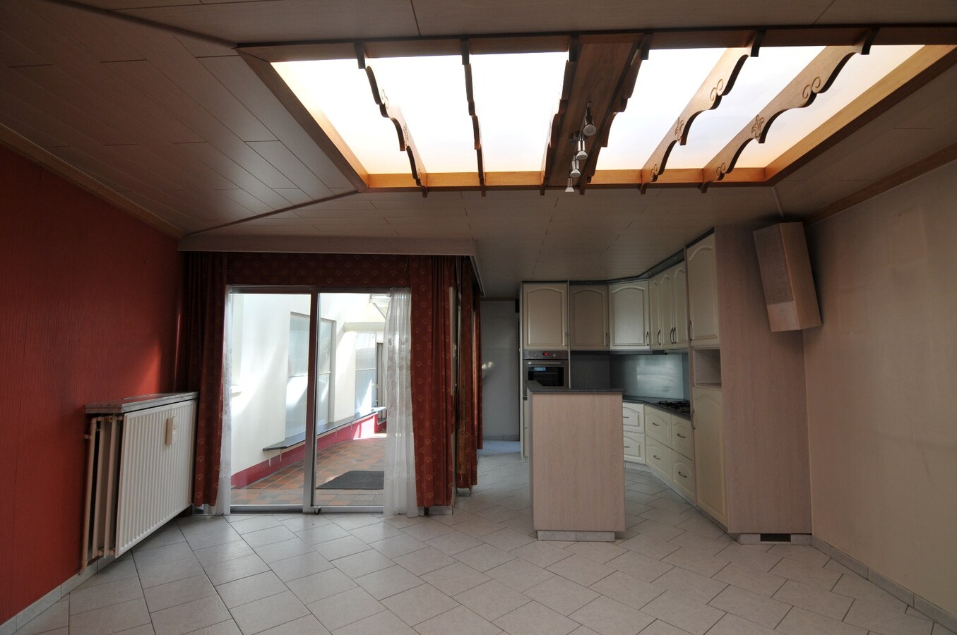 Rijwoning met garages in rustige omgeving 