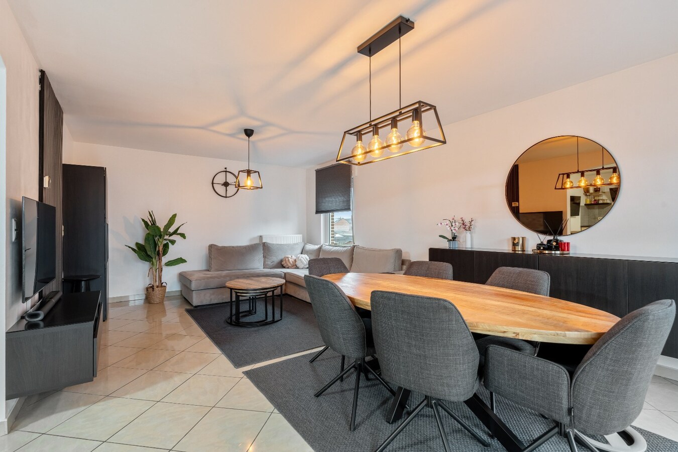 Ruim energiezuinig duplexappartement (146 m²) -  kwaliteitslabel B -  3 slaapkamers, terras en private buitenparking. 