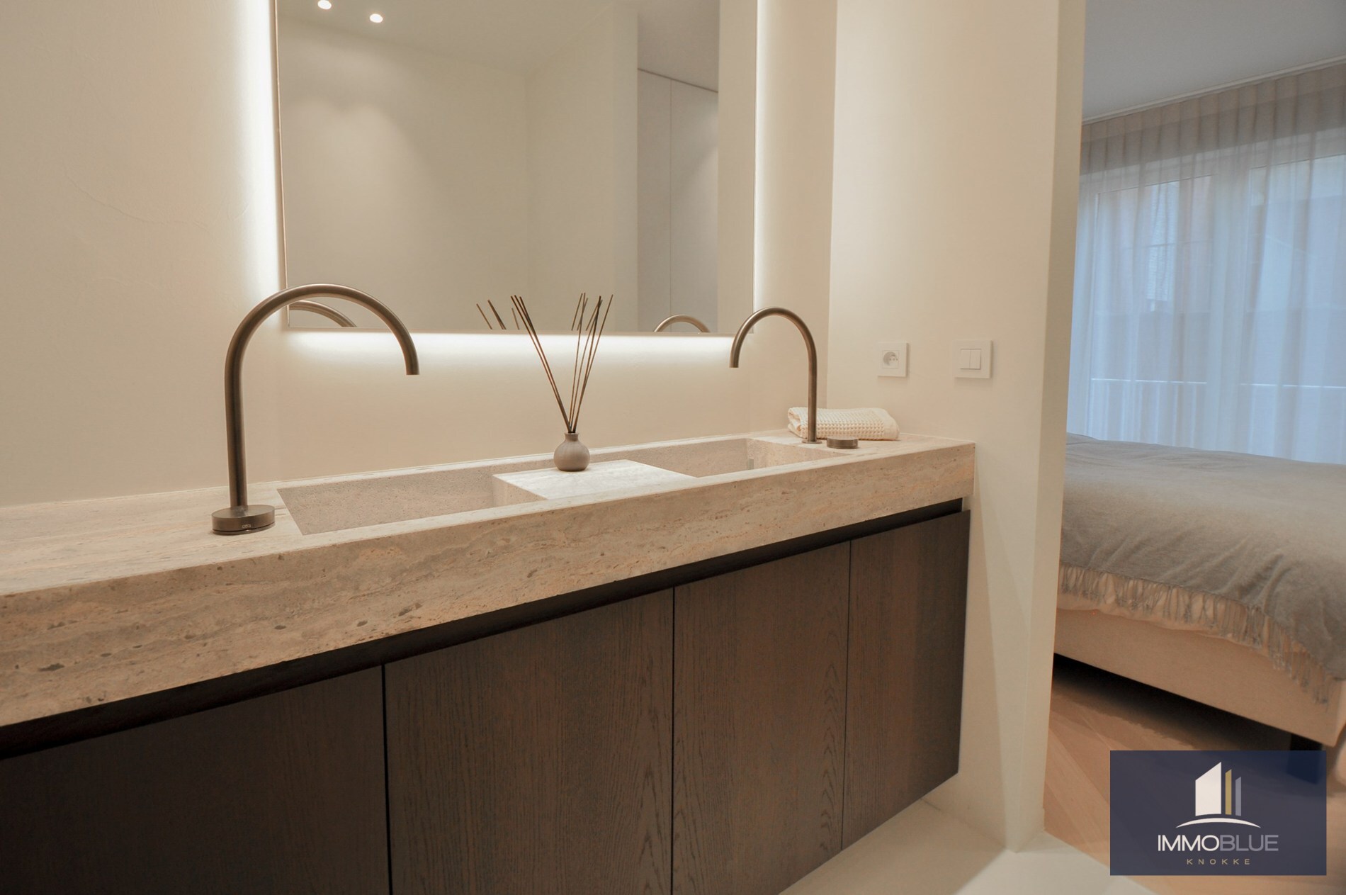 Uitzonderlijk, tijdloos volledig gerenoveerd appartement met een open zicht . 