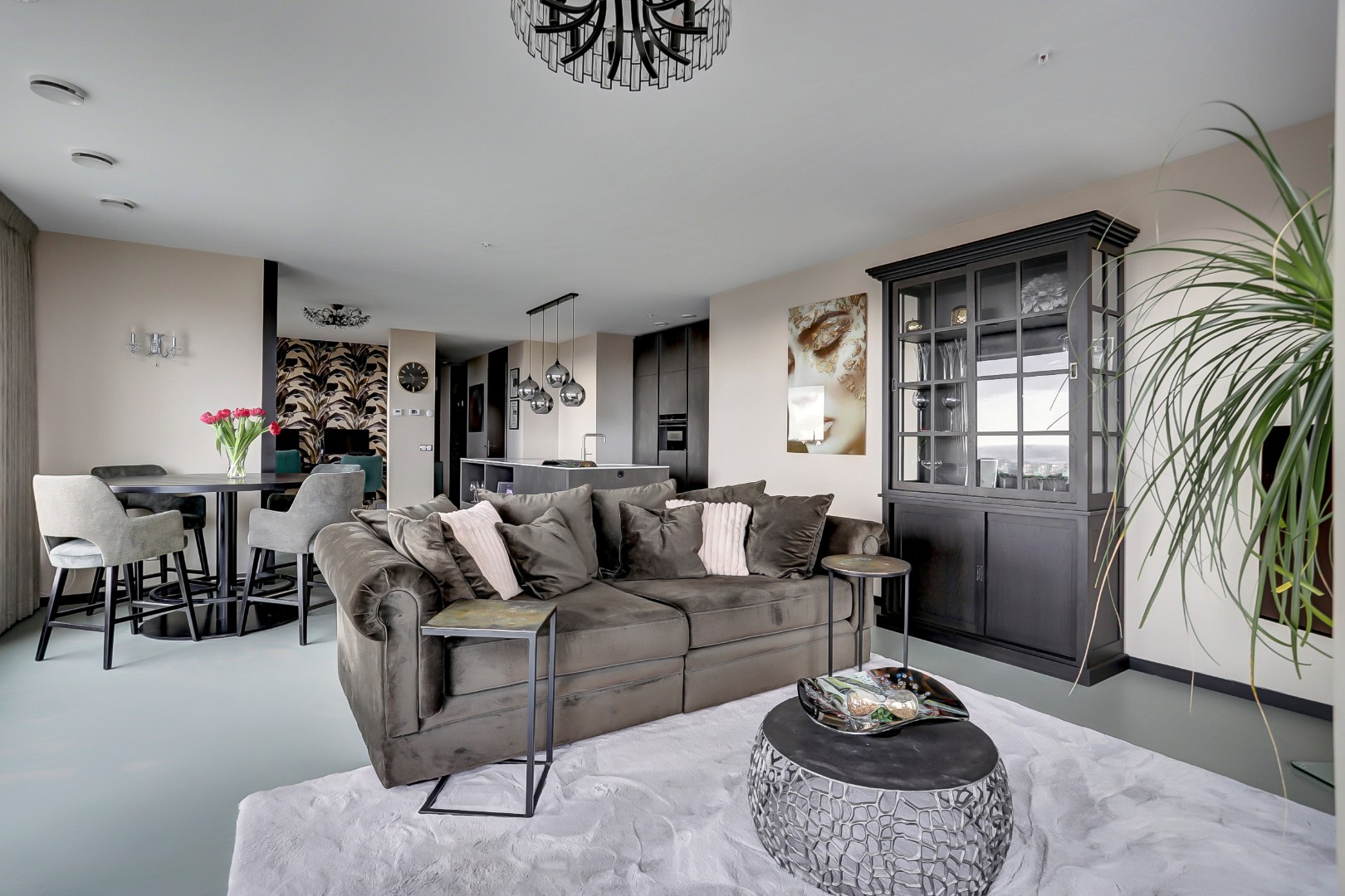 Ultiem luxe wonen in de iconische The CoolTower met spectaculair uitzicht, royaal terras (34 m²) en moderne afwerking in het bruisende hart van Rotterdam! 