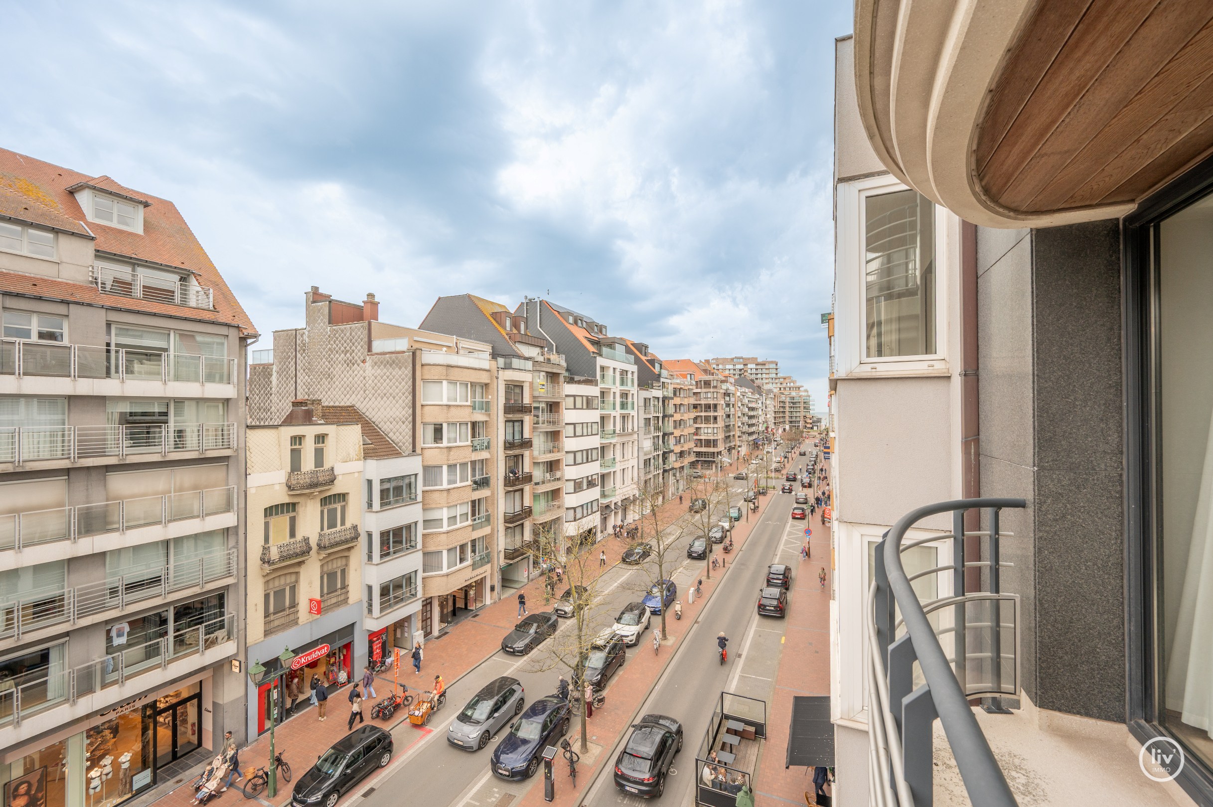 Dit charmante appartement onderscheidt zich door een uitzonderlijke gevelbreedte van maar liefst 9 meter en een ideale oriëntatie aan de zonnekant van de Lippenslaan. 