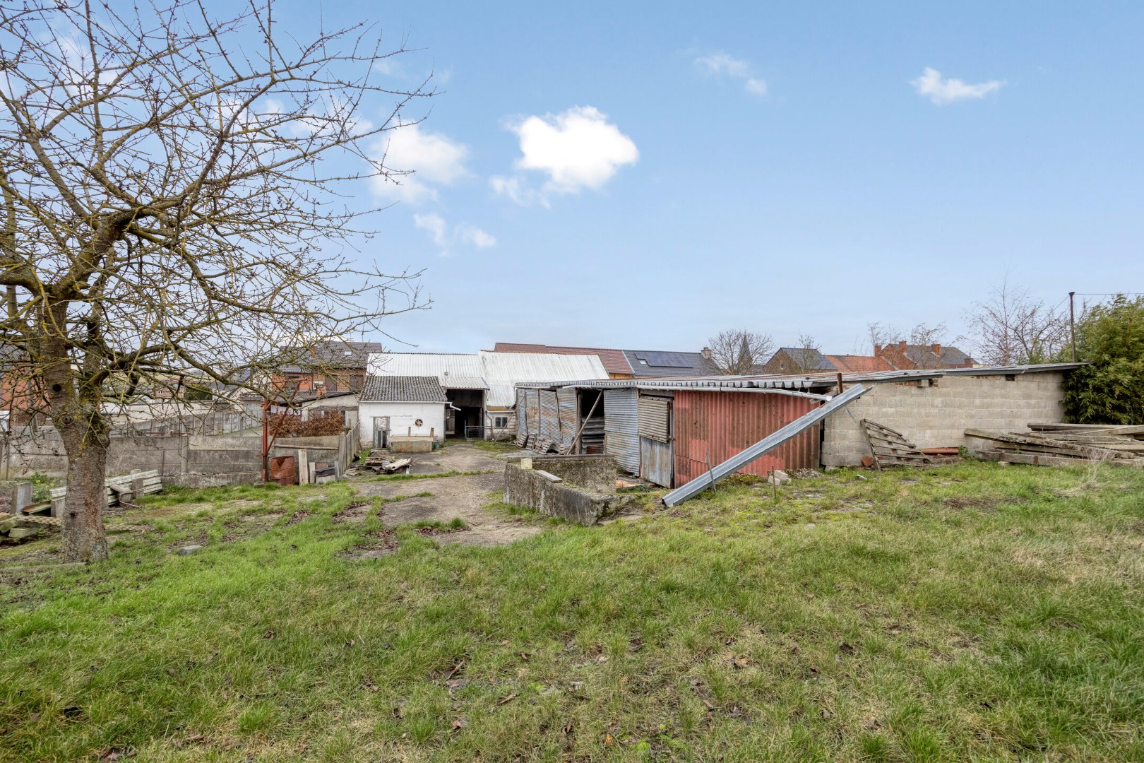 weide en zicht op gebouwen