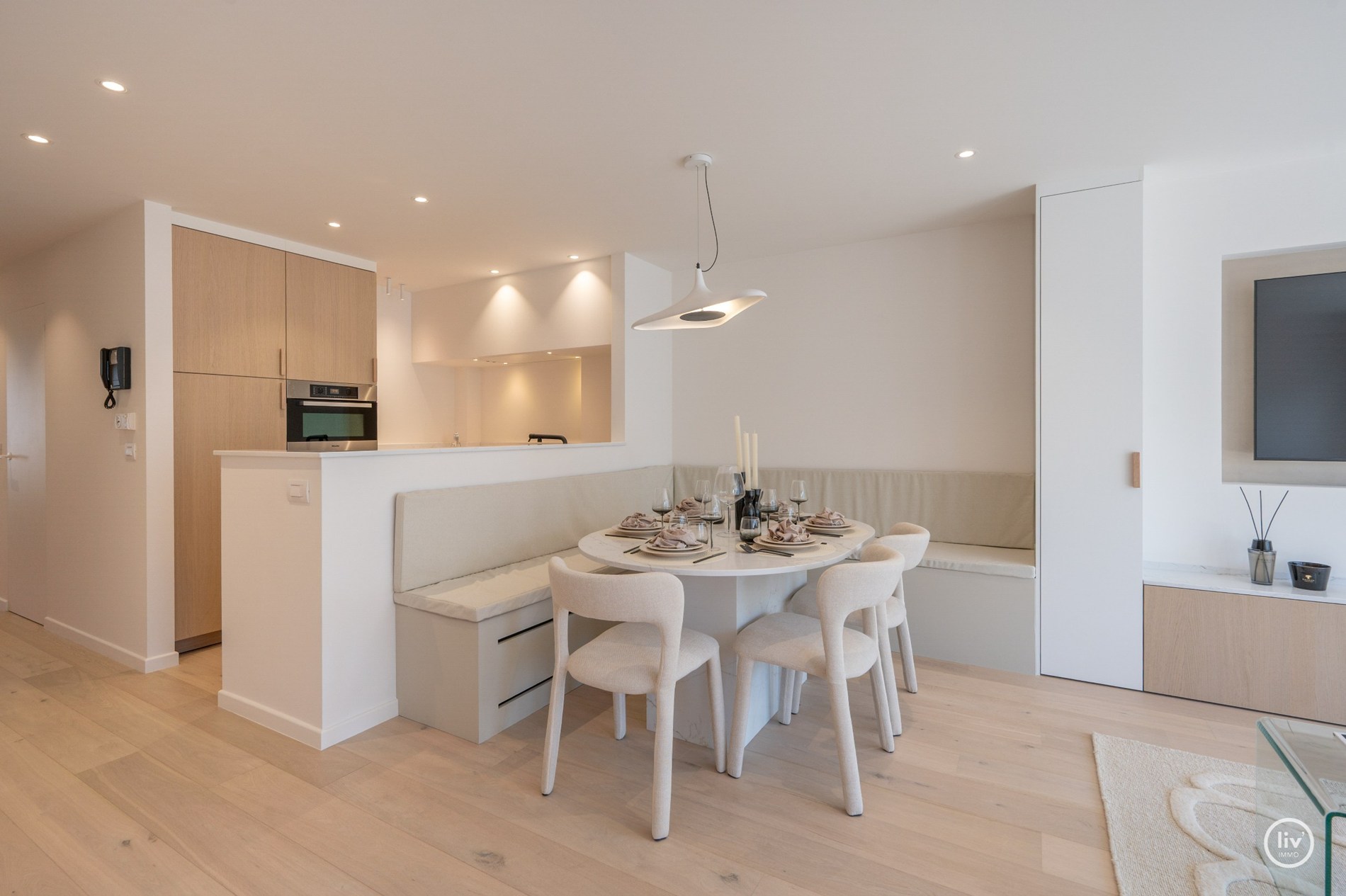 Volledig gerenoveerd en stijlvol appartement in het hart van Knokke in de  Lippenslaan. 