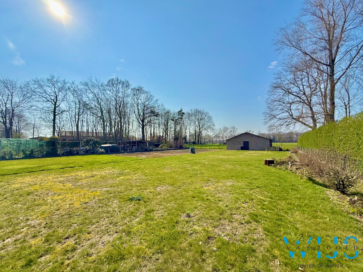 Open bebouwing op fenomenaal perceel van 2.108 m² te Oosteeklo ! 