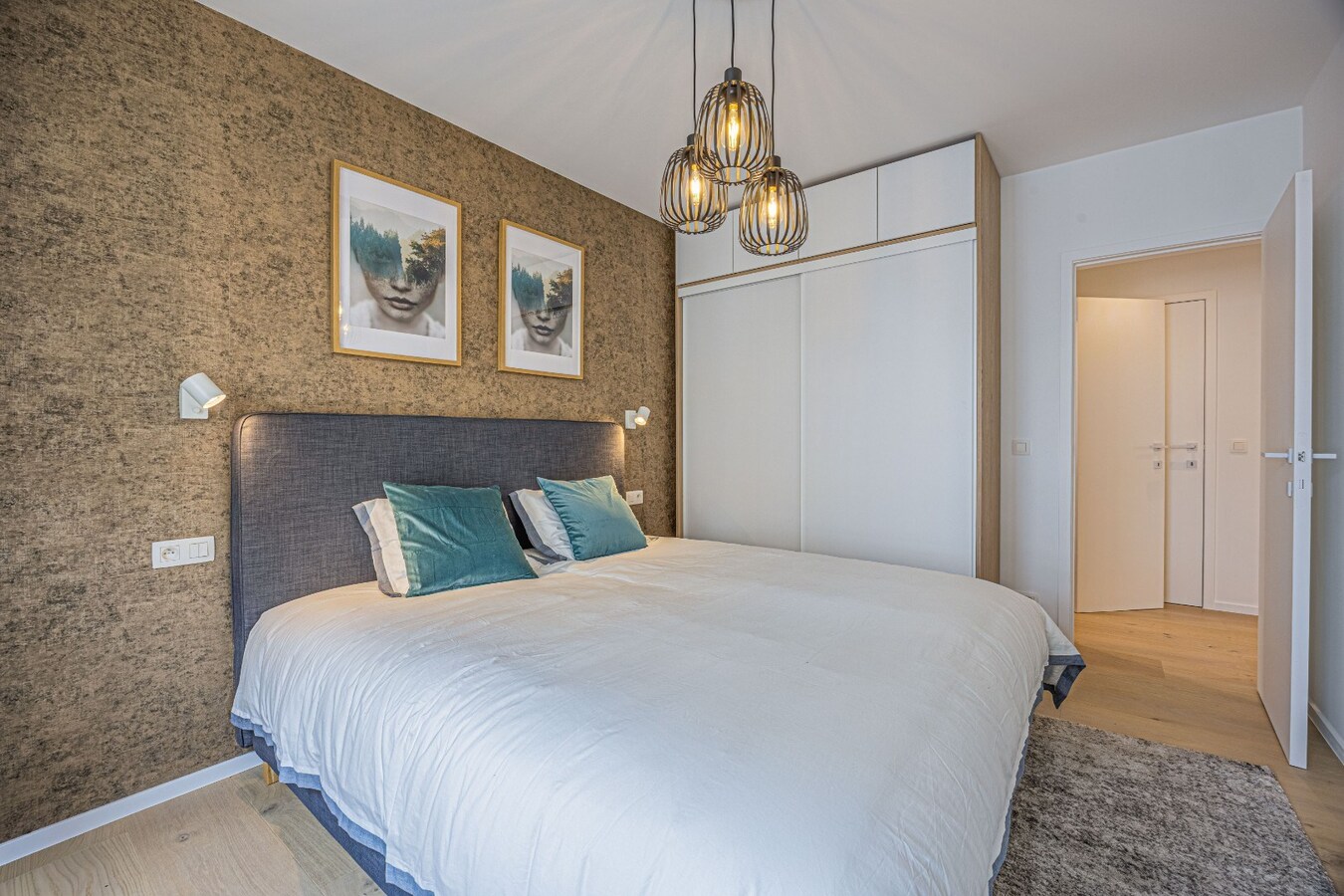 Stijlvol gerenoveerd hoekappartement met 3 slaapkamers op toplocatie te Duinbergen, vlakbij de Zeedijk. 