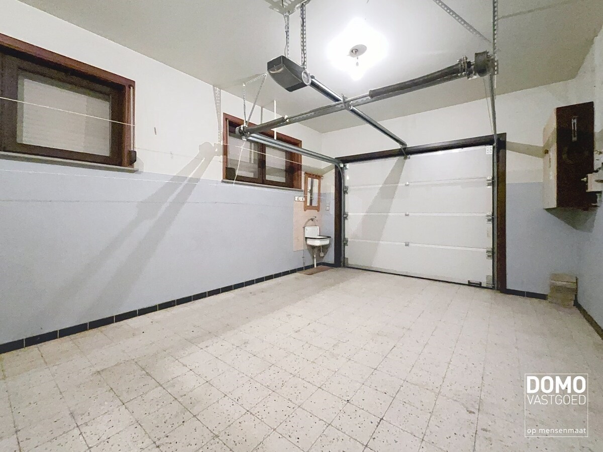 RUIME GELIJKVLOERSE WONING OPEN BEBOUWING GELEGEN OP EEN PERCEEL VAN 12a77ca TE KERMT 