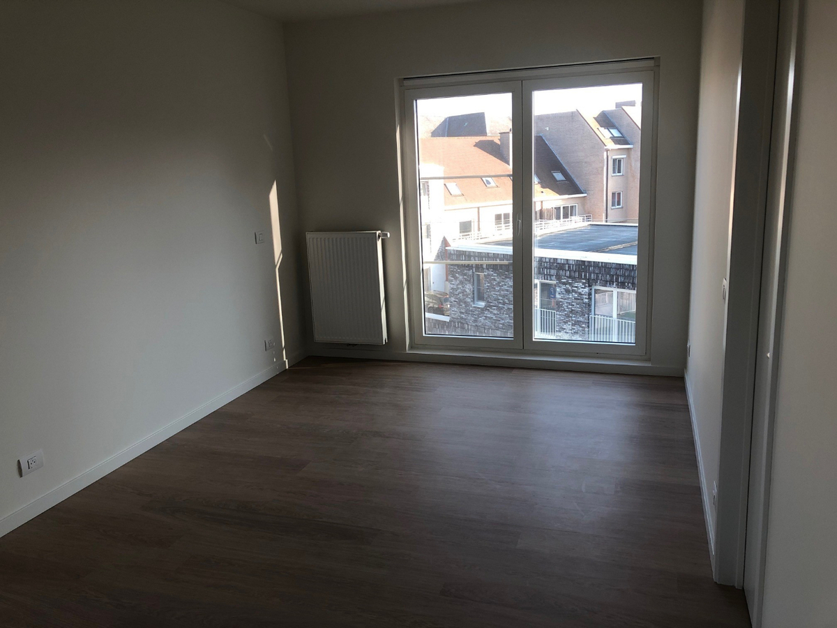 Prachtig nieuwbouwappartement  (geen vaste kosten; met ondergrondse staanplaats voorzien van oplaadmogelijkheid voor elektrische wagen). 