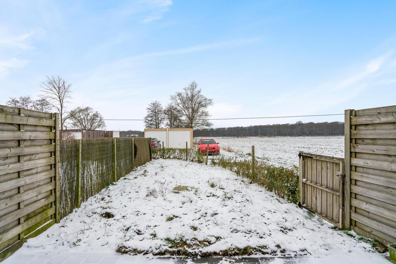 Landelijk gelegen, ruime halfopen woning met garage. 