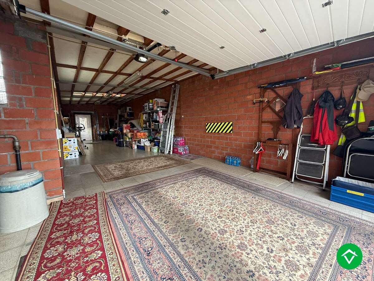 Alleenstaande woning met 5 slaapkamers, tuin en garage/loods te Roeselare 