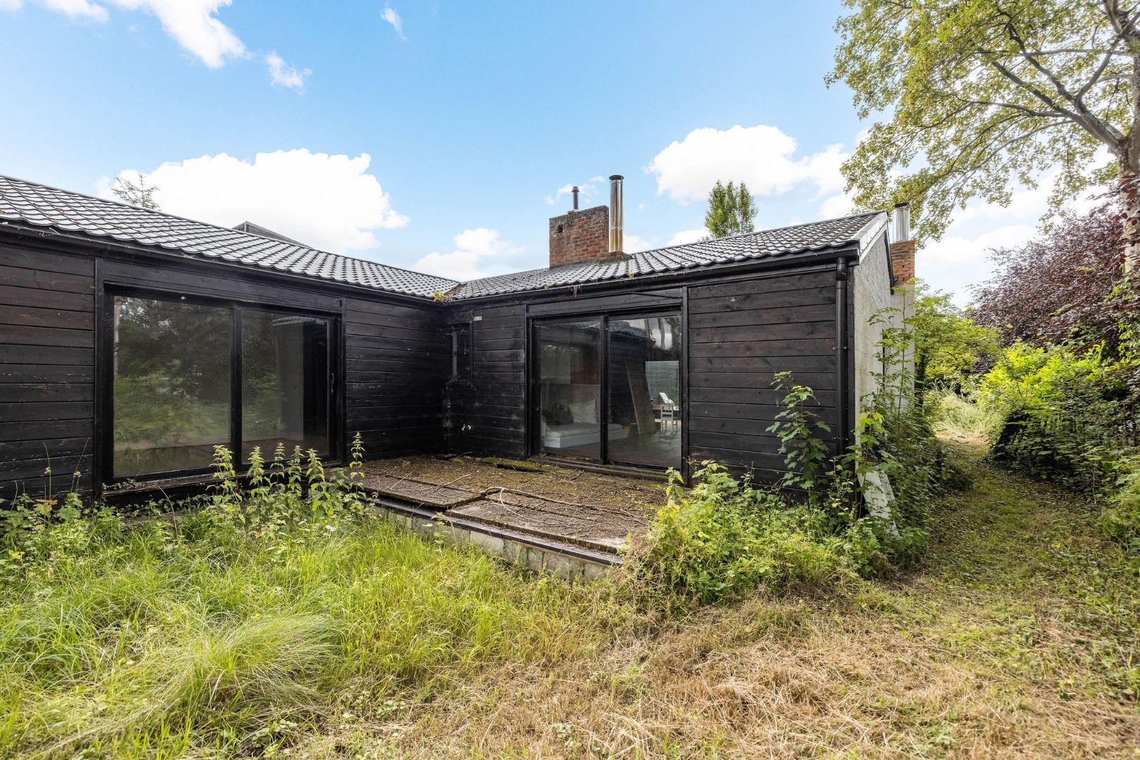 Seventies bungalowvilla met renovatiepotentieel op unieke ligging aan natuurgebied 