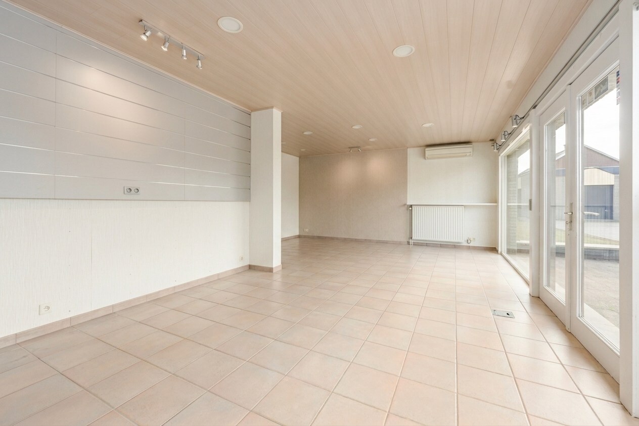 Wonen en werken combineren op toplocatie te Ichtegem - handelswoning met ruime woonst, tuin en garage 
