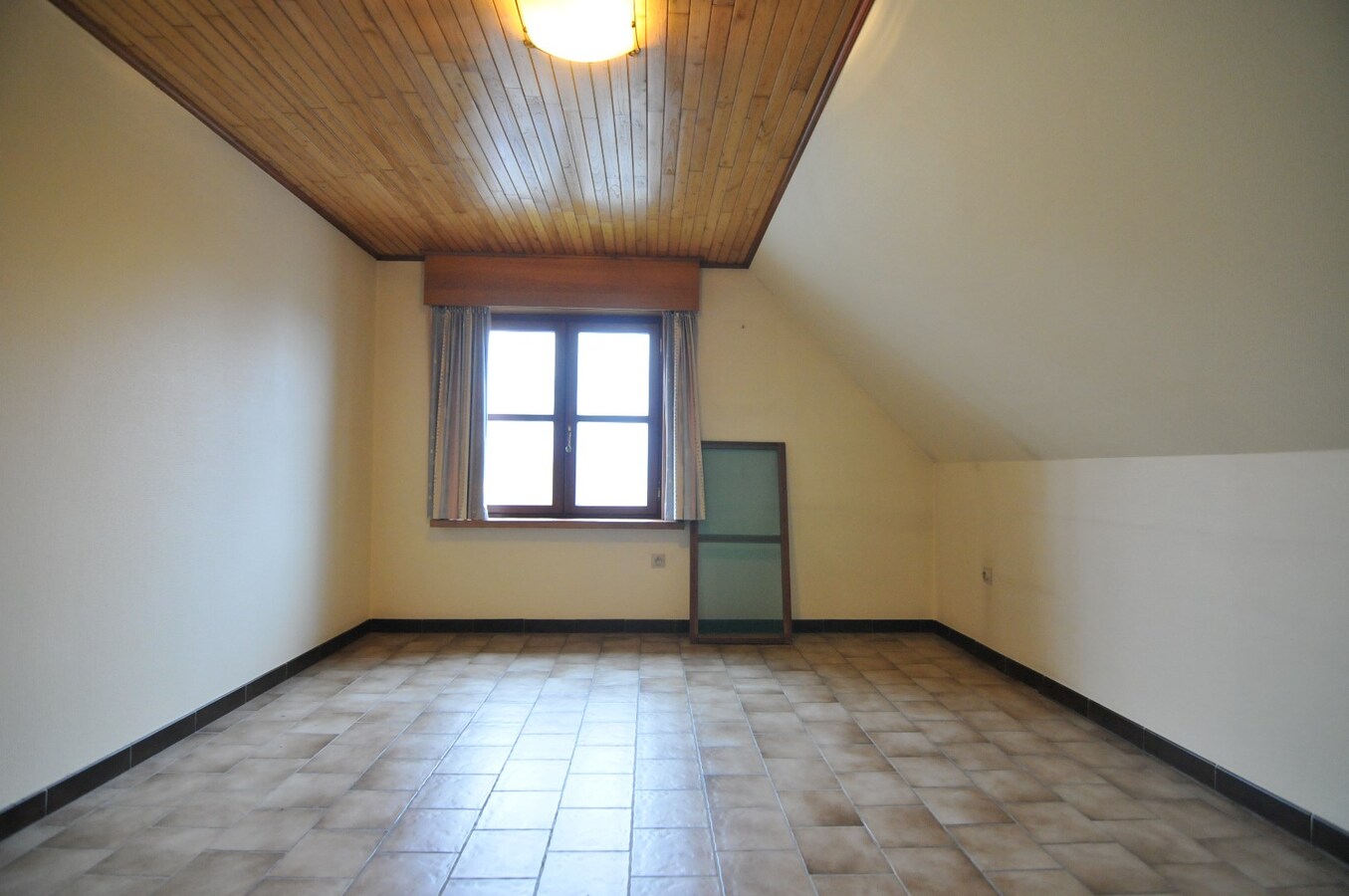 RUIME WONING MET TUIN EN GARAGE 