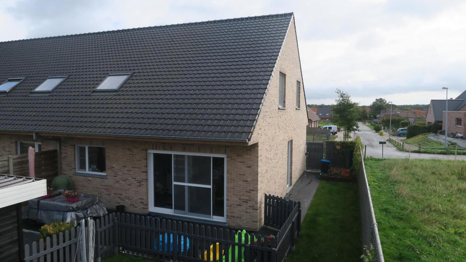 Recente halfopen woning (2012) in rustige woonwijk 