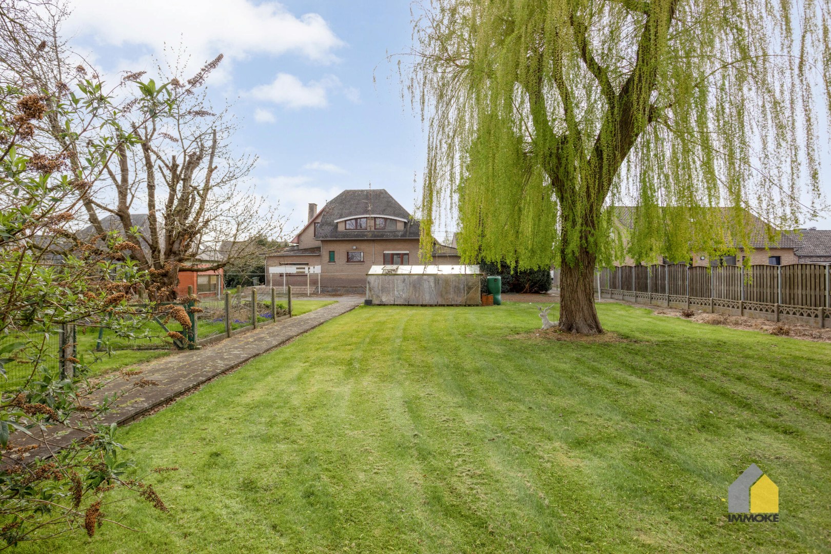 Te renoveren, statige woning op mooi perceel van 23 a 90 ca. 