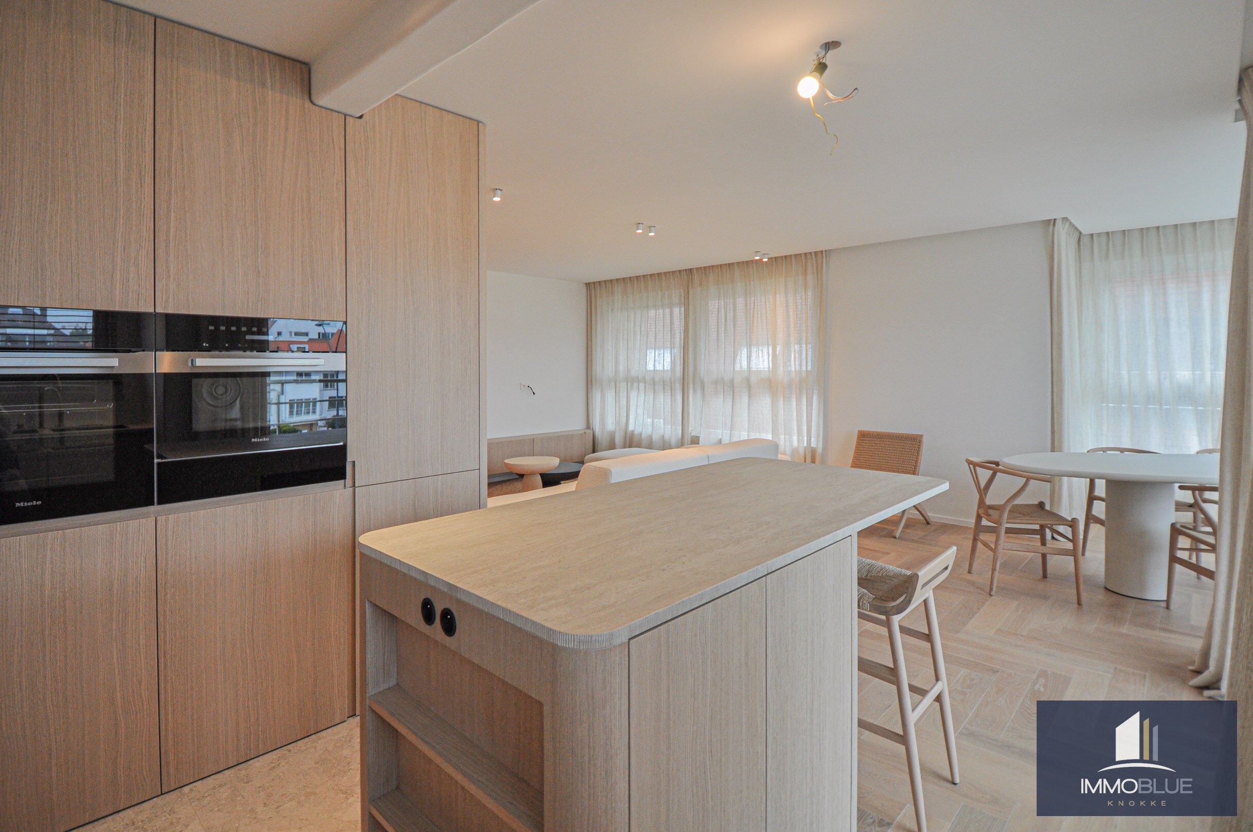 Appartement entièrement rénové et lumineux avec une vue dégagée magnifique, situé dans une résidence de standing. 