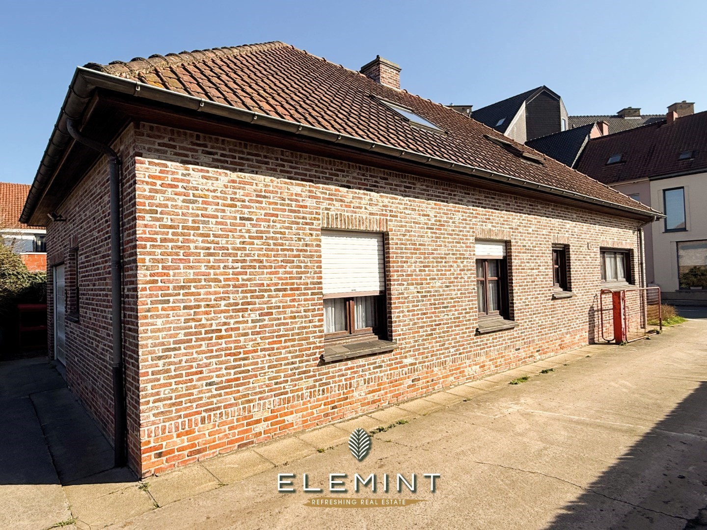 Heel ruim halfopen bebouwing met 4 slaapkamers en garage 