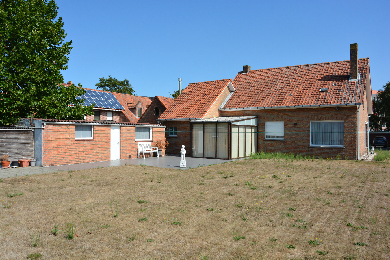 Karaktervolle villa met grote tuin op unieke locatie 