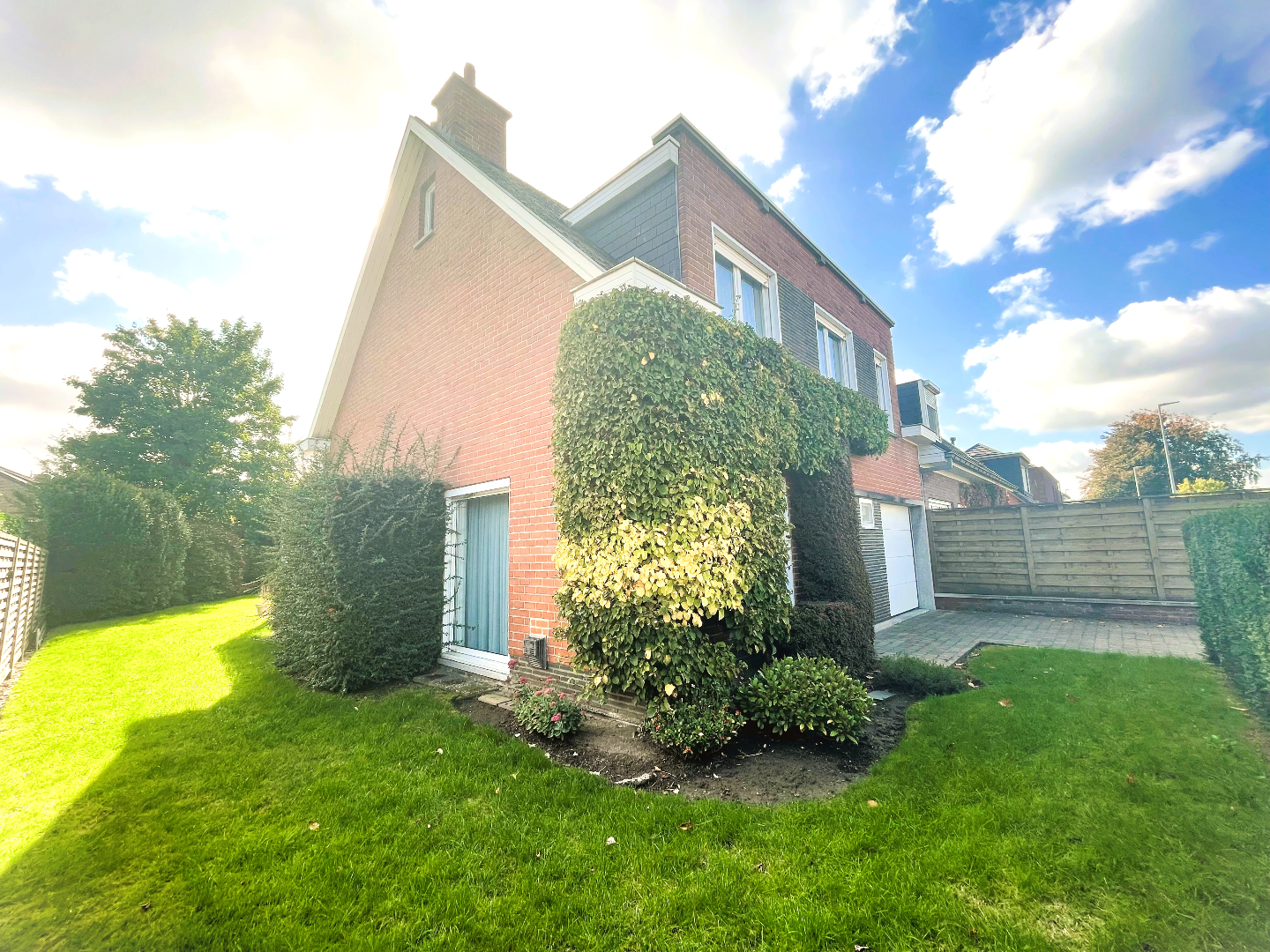 Halfopen bebouwing met 4 slaapkamers en leuke tuin 