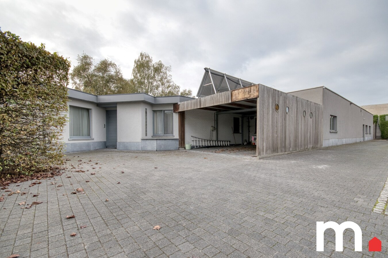 Villa met binnenzwembad, sauna en praktijkruimte (160m2) te Kuurne ! 
