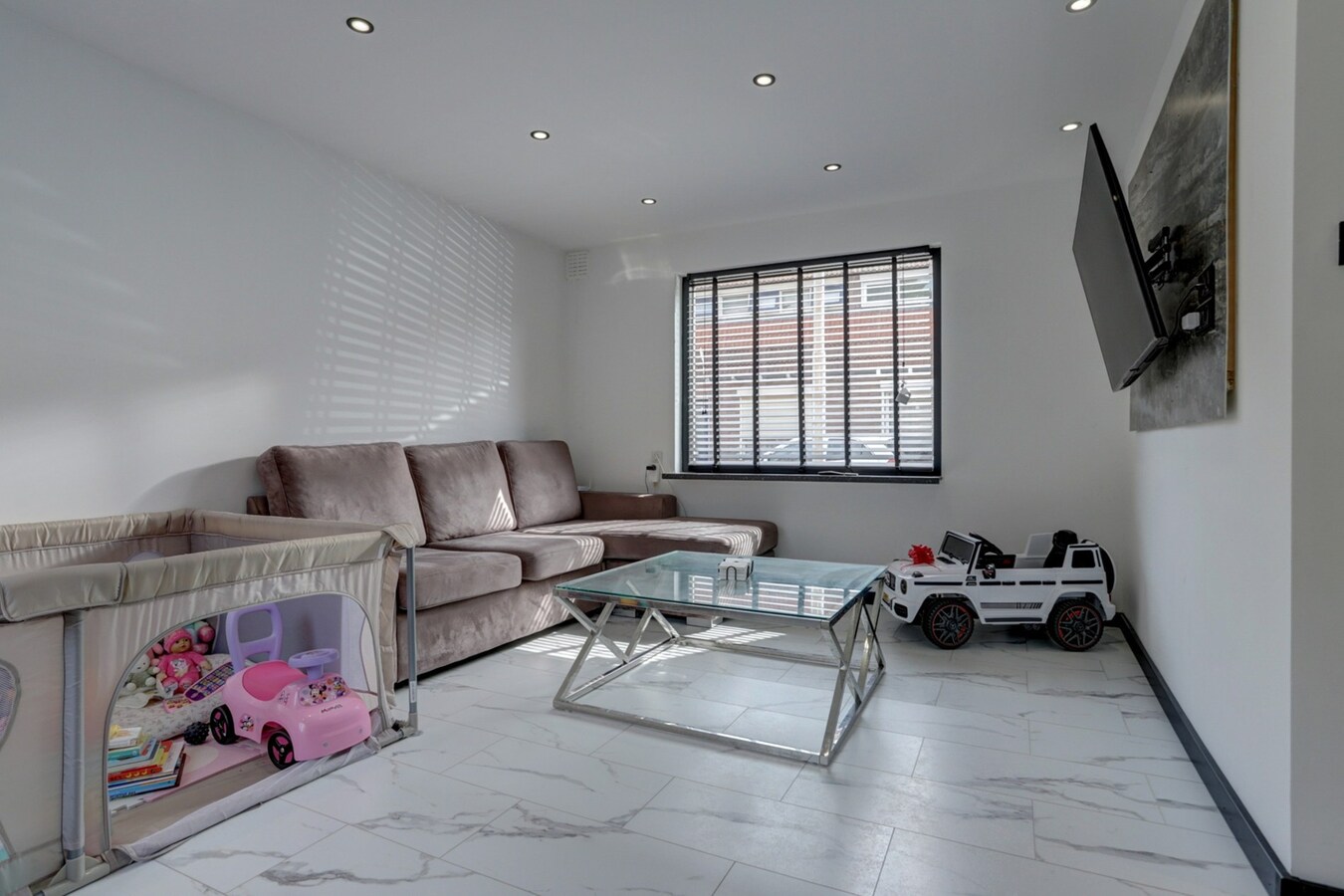 DIT BETREFT EEN WONING MET BIEDEN VANAF PRIJS  € 350.000 K.K. 