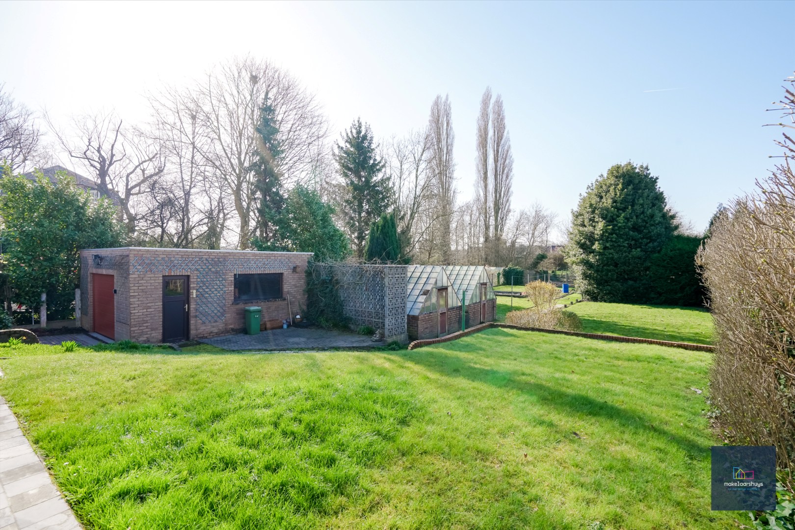 Ruime bungalow met garage op 1980m² grond 