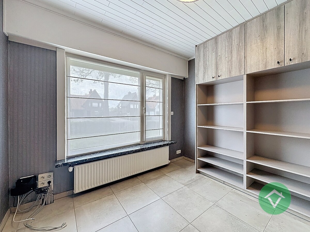 Statige bungalow op 1.811m² met landelijk zicht, drie slaapkamers en twee garages te Ichtegem 