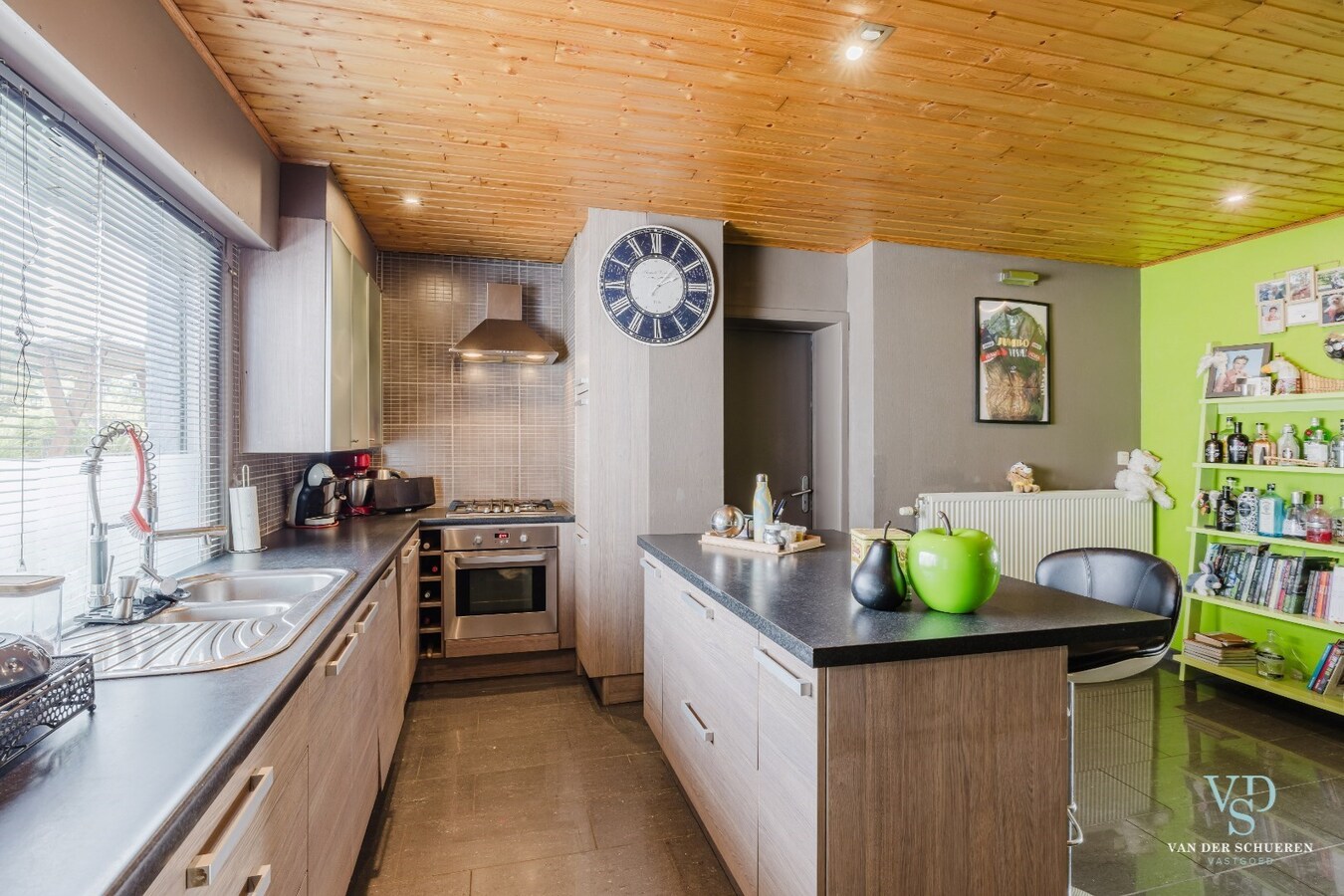 Ruime woning met atelier / garage. 