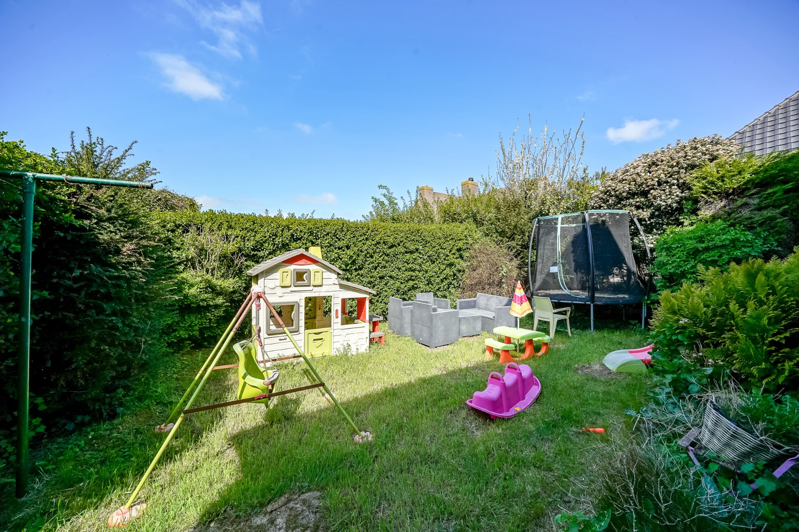 Opbrengstwoning met 2 verhuurde appartementen, tuin en 2 garages in Stene 