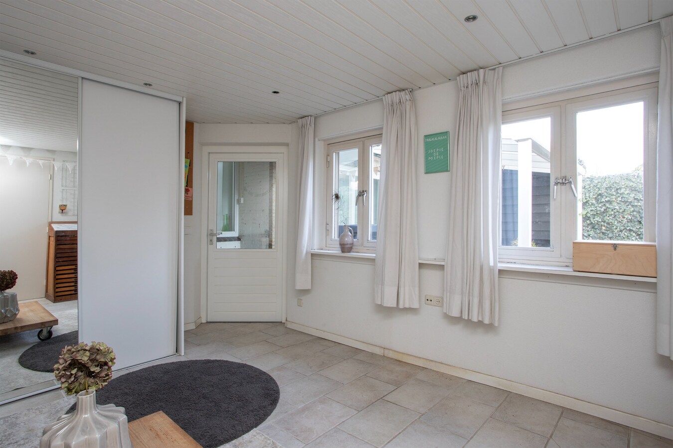 Zeer ruim halfvrijstaand woonhuis met aanpandige garage/berging en hobbyruimte/mantelzorgwoning. 