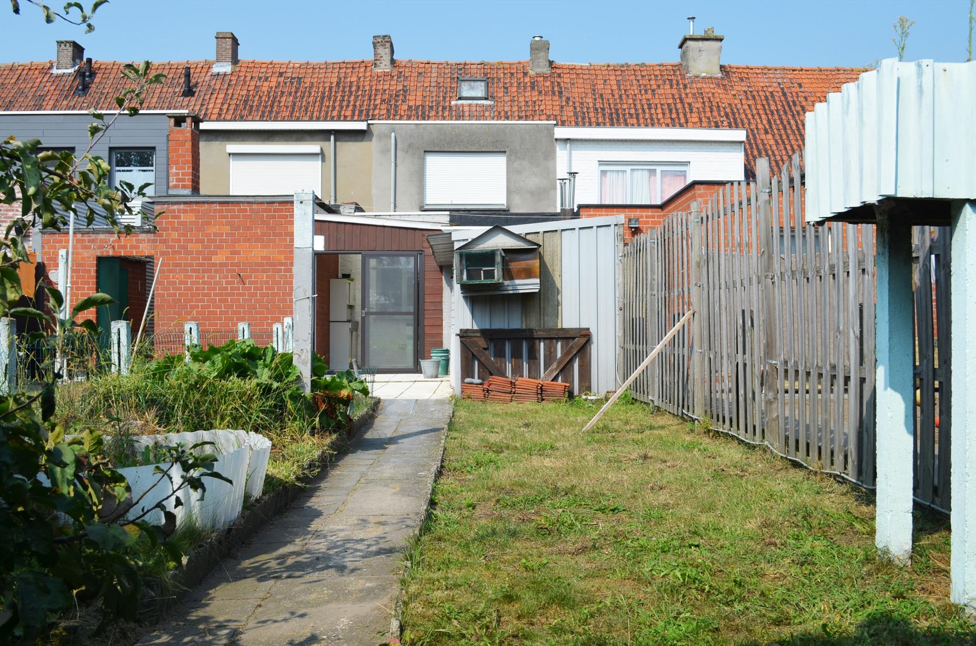 Te renoveren rijwoning met  garage en uitweg  nabij centrum Eeklo 