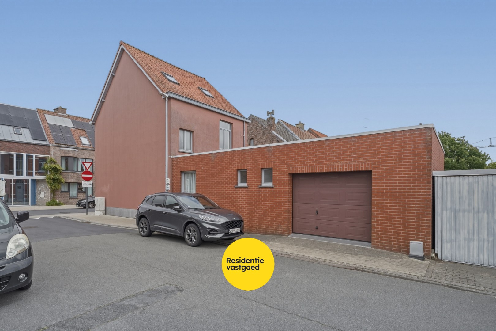 Karaktervolle instapklare hoekwoning met inpandige garage en zonnige stadstuin 
