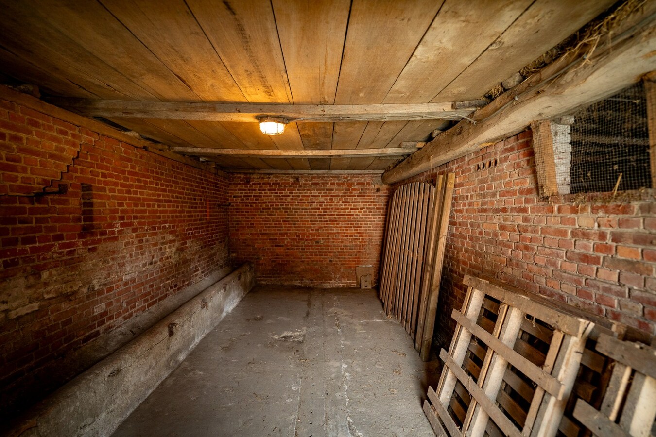 Farm to be renovated with stables and pastures on approximately 1.7 hectares in Herk-de-Stad. 